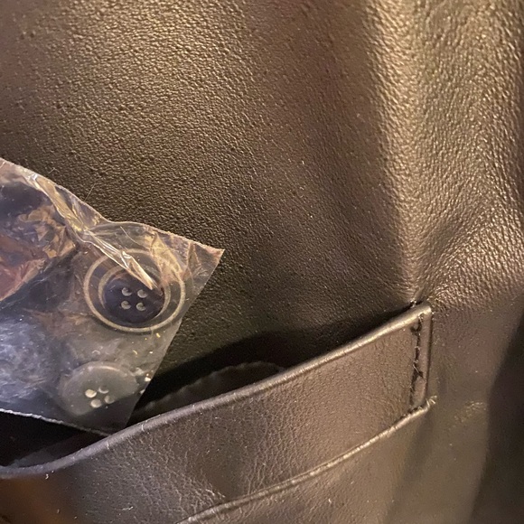 J. Ferrar~
Men’s Sleek Black 100% Leather Blazer Jacket 
Size Medium 
NEW - Picture 11 of 13